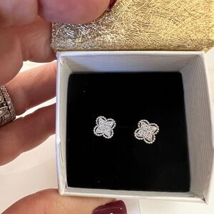 STUNNING 14 k white gold, and diamond, clover design earrings. .28cts SI2 g-h